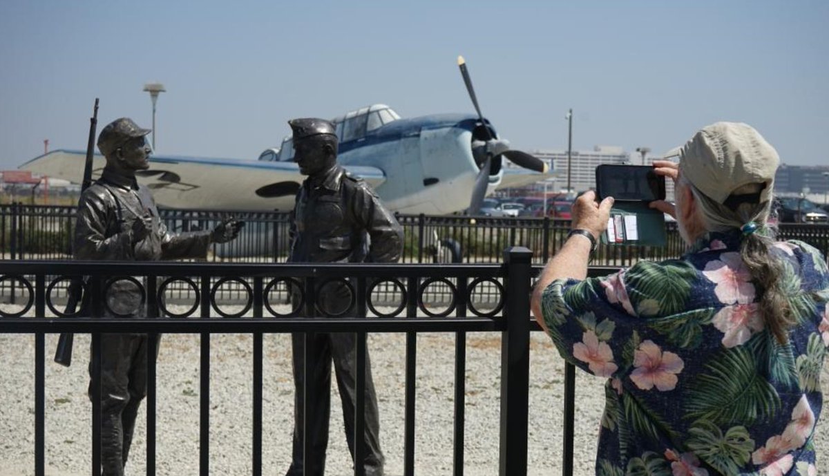 yae_moon's tweet photo. A ceremony unveiling sculptures of "Flying Tigers" was held on Saturday to commemorate the 80th anniversary of the victory in the Chinese People's War of Resistance Against Japanese Aggression and the World Anti-Fascist War. https://t.co/POfo8GLgBj