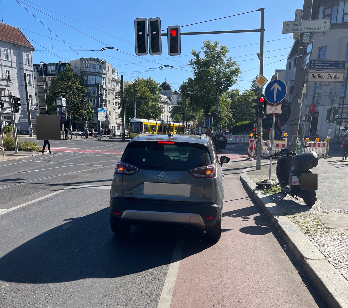 BikerPankow's tweet image. Radstreifen an Ampeln haben den Zweck, dass Radfahrer an wartenden Autos vorbei fahren können und sich so im Blickfeld der Autofahrer befinden. Sie stumpf zu blockieren ist ignorant und wieder ein Baustein, der den Verkehr für alle etwas gefährlicher macht. #Pankow #BreiteStraße