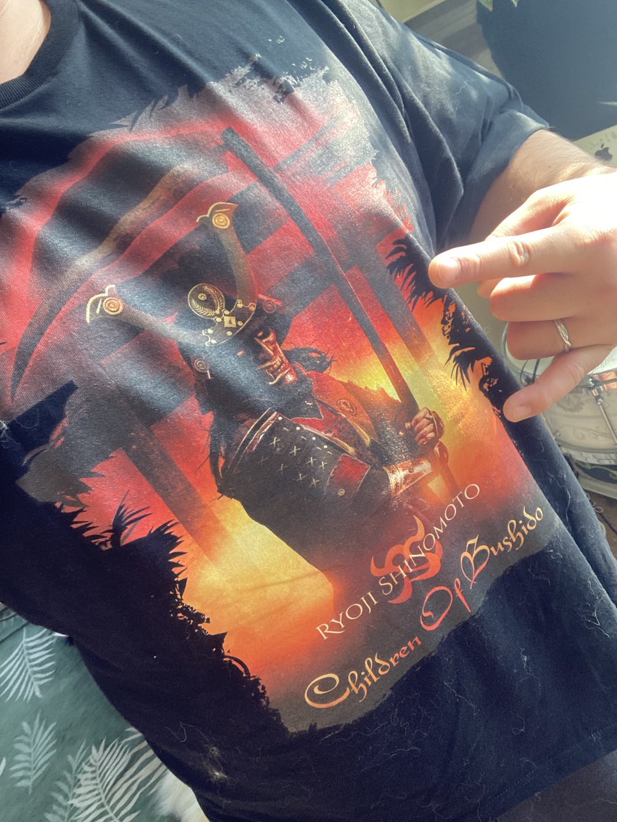 リョウジが家に来て、チルドレン・オブ・武士道のTシャツをくれた！
ありがとう！
XXXLでもちょっと小さかったけど、デザインめちゃくちゃカッコいい！