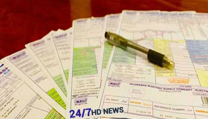 وزیراعظم نے بجلی کے بلوں میں 35 روپے ٹی وی فیس ختم کرنے کا فیصلہ کرلیا
<a href="/CMShehbaz/">Shehbaz Sharif</a>
<a href="/akleghari/">Awais Leghari</a> 
اور #سلیب پر سینکڑون ارب کی غریب لوٹ مار جاری رکھیں
وزیراعظم 30 روپےمعاف کرکے احسان مت کرین
سلیب لوٹنگ بند کریں
#پروٹیکٹڈ_یونٹ
300 یونٹ تک بڑھائیں
#NoMoreSlabLooting 
#NoMoreSlabLooting