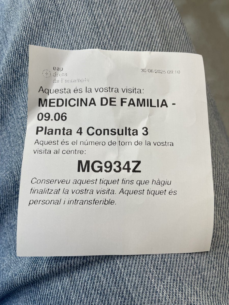 BernatDedeu's tweet image. La nostra sanitat continua amb el nefast costum de cridar-nos a consulta amb un número, com si anar al metge fos passar per la carniceria. Ja som un número en prou indrets. Tinc un nom i me’l van posar per alguna cosa. Ni protecció de dades ni vergues en vinagre.