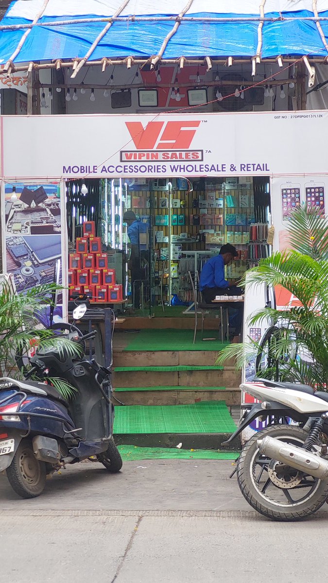 vinayak833's tweet photo. @mybmc @mybmcWardRC looks like vipin sales has purchased bmc road and foothpath also captured full foothpath and road 
address : vipin sales new nikita apt opp bank of india chikuwadi borivali w 
Strict action aspected https://t.co/XXgSDn5Dj1