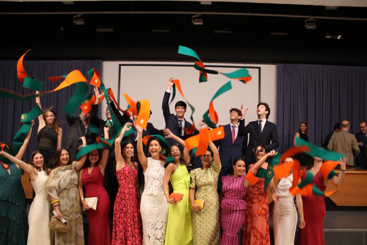 El pasado 20 de junio tuvo lugar la graduación de los alumnos del  Doble Grado en Finanzas y Contabilidad y Relaciones Laborales y Recursos Humanos en la Facultad de Ciencias del Trabajo. Enhorabuena a los nuevos graduados. Aquí tenéis vuestra casa para lo que necesitéis.