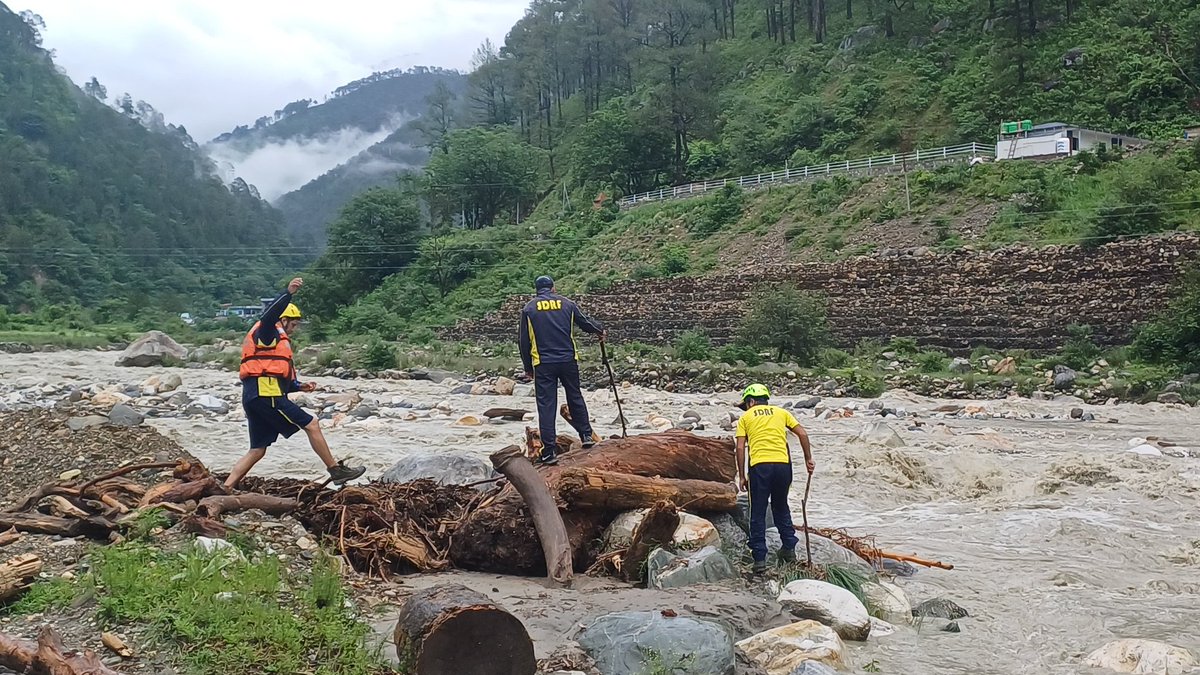 🔍 सिलाई बैंड: सर्चिंग अभियान दूसरे दिन भी जारी 🔍
सिलाई बैंड क्षेत्र में भूस्खलन के बाद SDRF, NDRF, पुलिस, फायर व अन्य एजेंसियों की टीमें लगातार दूसरे दिन भी युद्धस्तर पर राहत एवं खोज अभियान में जुटी हैं।