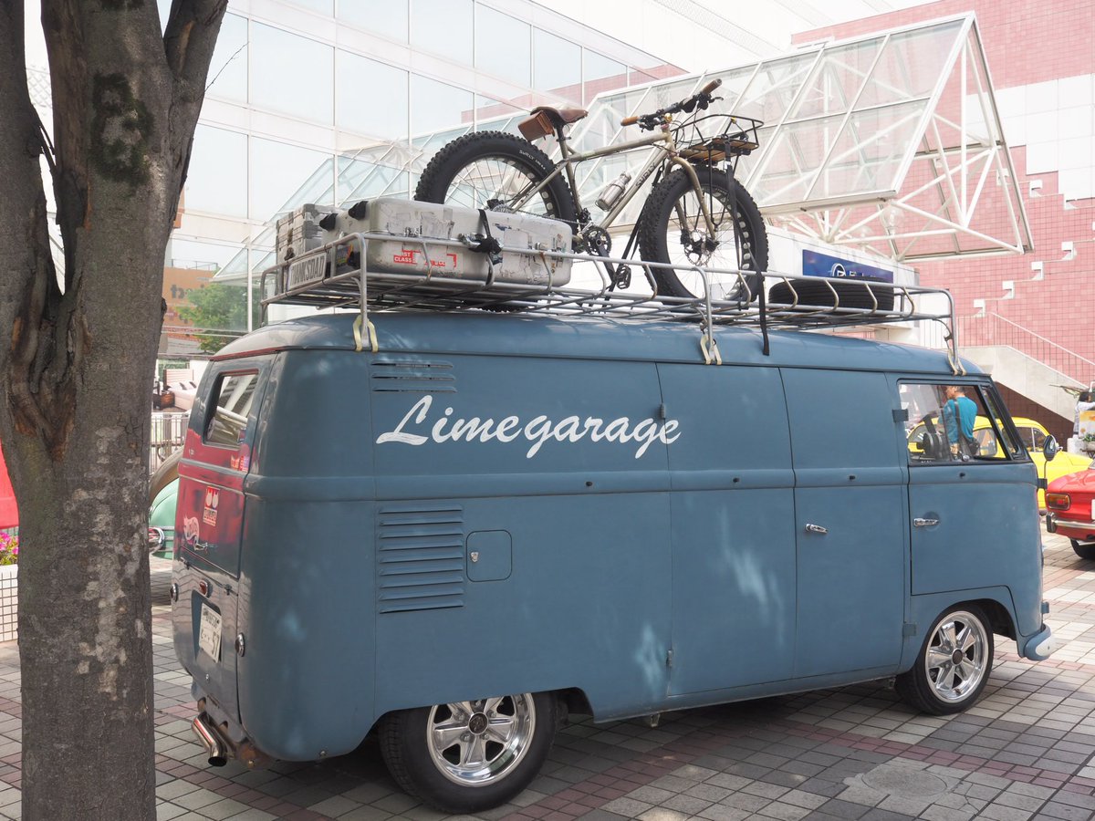 LIMEGARAGE's tweet image. #とっくに生産終了したクルマに乗ってる変わり者

1957年製造ワーゲンバス
エアコンとか快適装置何も付いてない。
でも走る止まるはしっかりやってます\(//∇//)\

#VWBUS