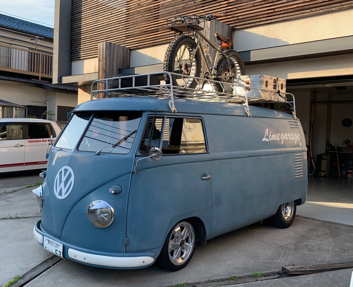 LIMEGARAGE's tweet image. #とっくに生産終了したクルマに乗ってる変わり者

1957年製造ワーゲンバス
エアコンとか快適装置何も付いてない。
でも走る止まるはしっかりやってます\(//∇//)\

#VWBUS