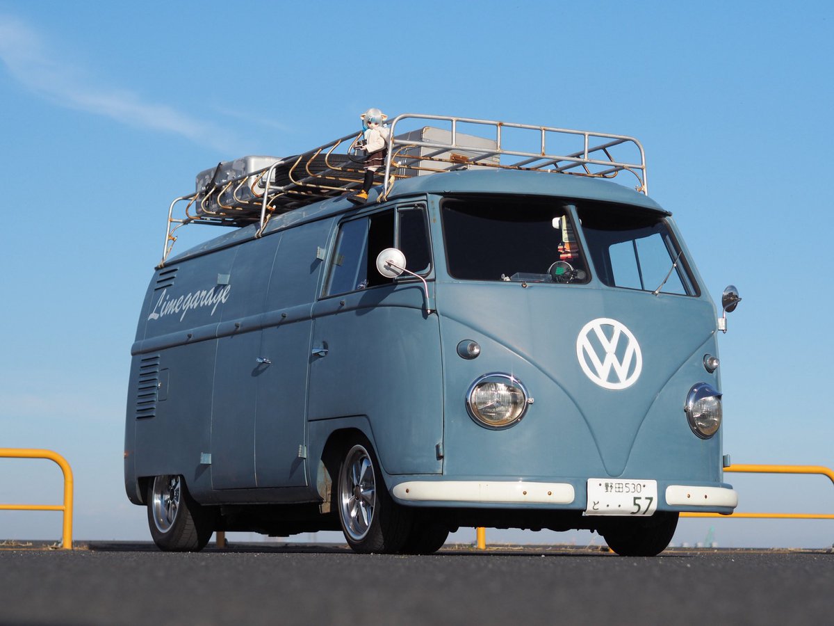 LIMEGARAGE's tweet image. #とっくに生産終了したクルマに乗ってる変わり者

1957年製造ワーゲンバス
エアコンとか快適装置何も付いてない。
でも走る止まるはしっかりやってます\(//∇//)\

#VWBUS