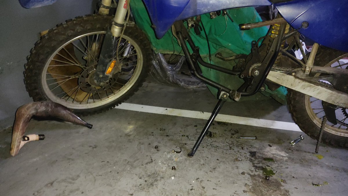 Así me an dejado la moto en un #parking vigilado 24h de #apk2  y nadie tiene los santos cojones de dar la cara! #Denuncia #DenunciaCiudadana