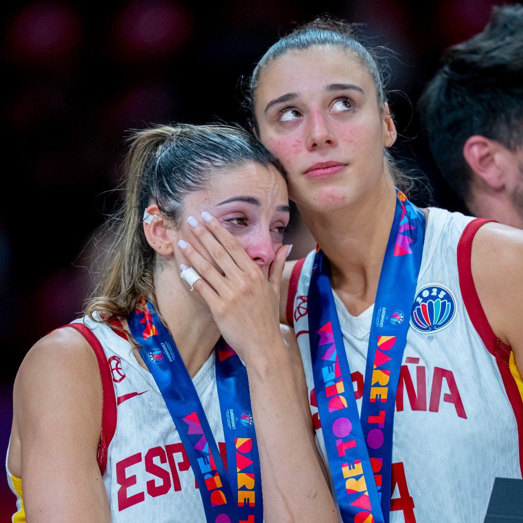 Entiendo la crítica, siempre que se haga desde el respeto, como algo necesario en la vida.

Pero usar este momento tan doloroso para INSULTAR a unas jugadoras que se han dejado LA PIEL y que estarán más dolidas que nadie, es repulsivo.

SIEMPRE con ELLAS ❤️‍🩹🇪🇸