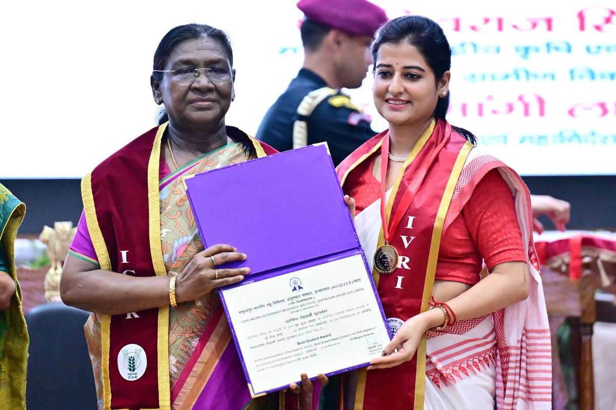 rashtrapatibhvn's tweet image. President Droupadi Murmu graced the convocation ceremony of the Indian Veterinary Research Institute at Bareilly. The President said that institutes like IVRI should find indigenous and low-cost treatments and nutrition for the animals. They should also look for alternatives to…