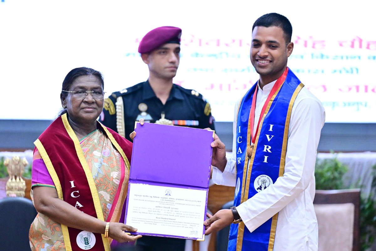 rashtrapatibhvn's tweet image. President Droupadi Murmu graced the convocation ceremony of the Indian Veterinary Research Institute at Bareilly. The President said that institutes like IVRI should find indigenous and low-cost treatments and nutrition for the animals. They should also look for alternatives to…