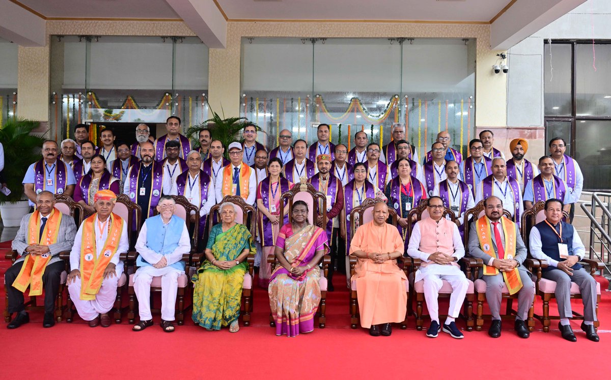 rashtrapatibhvn's tweet image. President Droupadi Murmu graced the convocation ceremony of the Indian Veterinary Research Institute at Bareilly. The President said that institutes like IVRI should find indigenous and low-cost treatments and nutrition for the animals. They should also look for alternatives to…