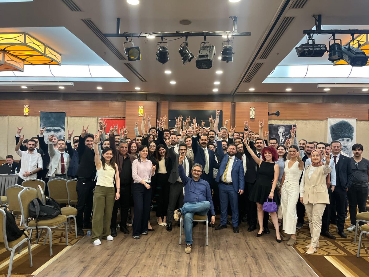 KongreDernegi's tweet photo. 28 Haziran 2025 tarihinde gerçekleştirilen Olağanüstü Genel Kurulumuzda yapılan seçimlerde Milliyetçi Kongre Derneği'nin yeni yönetimi üyelerimizin yüksek katılımı ve güçlü iradesiyle belirlenmiştir.

Yapılan seçim sonucunda kurullarımız şu şekilde teşekkül etmiştir:

Yönetim Kurulu

Aykutalp Arıcı (@ArAykutalp)
Semir Yapıcı (@semiryapici)
Kadir Çetin (@Av_KadirCetin)
Nazlıcan Köroğlu (@nazlikoroglu_)
Günalp Özkan (@gunalpozkan)
Alperen Özmen (@AlperenTheOzmen)
Oğuzhan Metin 

Denetim Kurulu

Mustafa Tiryaki (@mstfatryki)
Ömer Emre Akbulut (@akbulutomeremre)
Erlik Altemur Güney (@altemurguney)

Disiplin Kurulu

Fuat Nadi Güngör (@fuatnadigungor)
Bilge Çapar (@avbilgecapar)
İrem Fidan 
Emre Mocık (@EmreMocik)

Bu seçim, “Temiz Türkler” ideali doğrultusunda yürüttüğümüz mücadelenin daha da kurumsallaştığı, daha da güç kazandığı bir dönüm noktası olmuştur.

Yeni yönetimimiz, Milliyetçi Kongre’nin temel ilkelerine bağlı kalarak; şeffaf, katılımcı ve üretken bir anlayışla çalışmalarını sürdürecektir.

Bu vesileyle, daha önce duyurduğumuz üzere demokratik bir irade göstererek görevinden ayrılan Kurucu Genel Başkanımız Sn. Bahadırhan Dinçaslan'a (@bdincaslan1) ve bugüne kadar emeği geçen herkese teşekkür ederiz. Yeni Genel Başkanımız olarak seçilen Sayın Aykutalp Arıcı’ya ve tüm kurullara seçilen arkadaşlarımıza başarılar diliyor; yeni dönemin Milliyetçi Kongre ve Türk Milliyetçiliği davası için hayırlı olmasını diliyoruz.

Yaşasın Milliyetçi Kongre!
Yaşasın Türk Milleti!
Ne mutlu Türk’üm diyene!

Milliyetçi Kongre