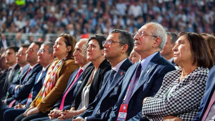 Son yerel seçimlerden birinci parti olarak çıkan CHP’de olup bitenlere gerçekten akıl sır ermiyor. Birinci parti olduklarını unutup, bambaşka bir tartışmanın içindeler.

Erdoğan oyunu kuruyor. CHP savruluyor.

Savrulmayı fark eden Erdoğan, Goebbels’ine yani Fahrettin Altun’a