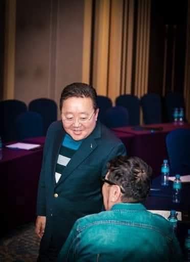 Эби болон эрх чөлөөг авч ирсэн ах эгч нарыг минь гутааж, доромжлоод байдаг хүмүүст нэг л зүйл хэлэхэд; Одоо ч та нар хувийн өмчөө төрдөө хураалгаад социалист нийгэм шиг хөдөлмөрөө мөлжүүлж, загас шиг дуугүй явж гуйлгачин амьдрах СОНГОЛТ бас байгаа шүү.