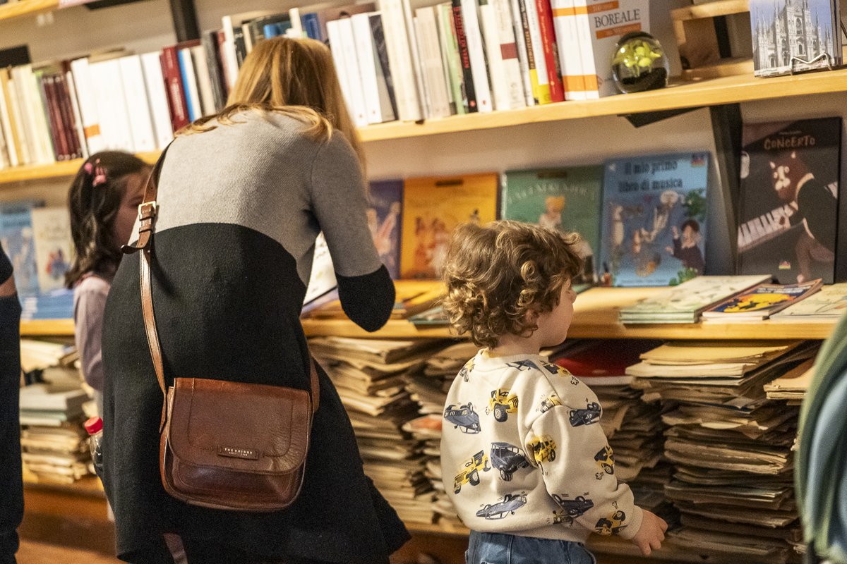 📚✨ Piccoli lettori crescono.
Tra scaffali pieni di storie e mani curiose che sfogliano pagine, nascono le prime meraviglie.
A BookCity Milano, ogni angolo può trasformarsi in un’avventura. Anche questo.

📸 Elena Di Vincenzo
#BookCityMilano #BCM2025 #Ilpoteredelleidee