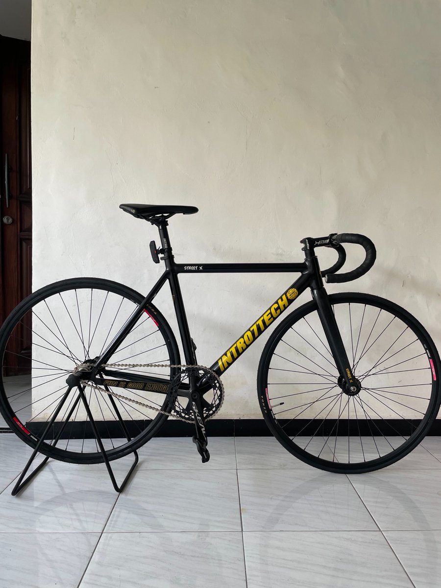 VisatioH's tweet photo. WTS (Fullbike)
Very good condition (Sby-Sda)
0823 3125 2650
_
Frameset: INTRO 7 TECH  (Size med)
Crankset: Skeace 49T bcd 144 pjg arm 165
Stem: OTA 100 mm
Dropbar: Deda 20 mm
WS:  Araya AR719 32H
HUB Set: Miche Primato 32 H
Seatpost: Intro 7
Saddle: SYTE
Pedal: Toe clip 
 #fnfjb https://t.co/5s104Bkuur