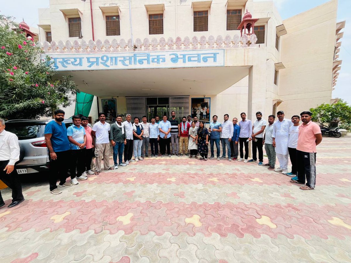 #Mggs 
आज निदेशालय अधिकारियों से मिलकर महात्मा गांधी विद्यालयों में शेष रहे पदों पर अतिशीघ्र पदस्थापन हेतु मांग रखी ।