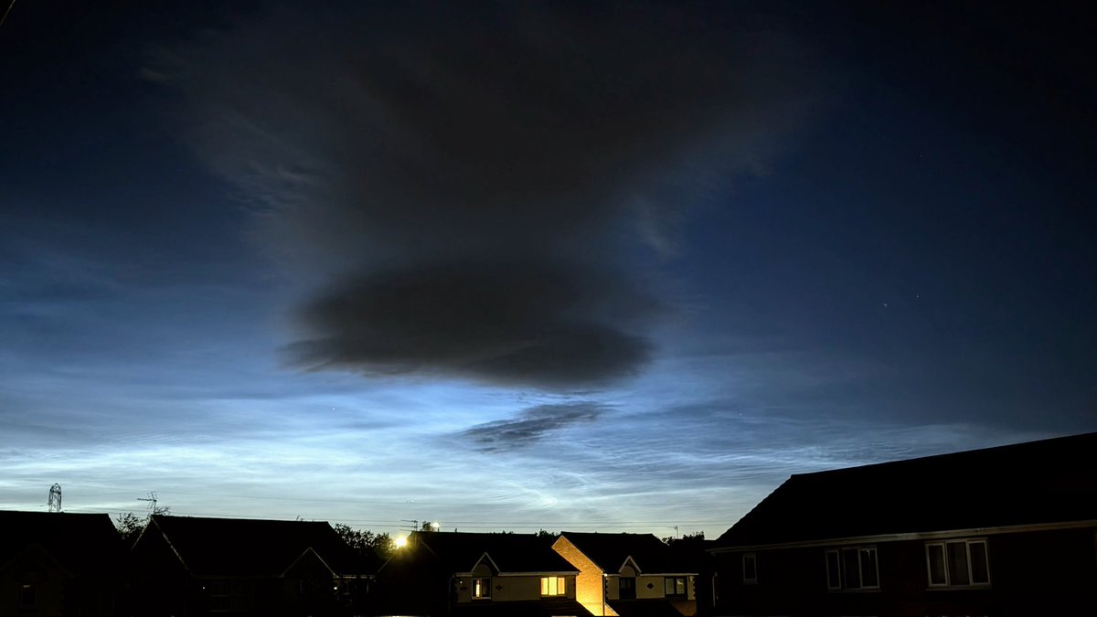 Nice display of Noctilucent clouds last night. Seen here from North Tyneside.
<a href="/StormHour/">#StormHour</a> <a href="/bbcweather/">BBC Weather</a>