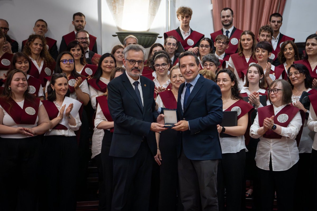 🎶 Celebramos la histórica contribución de los coros universitarios a nuestro patrimonio cultural 🎼

🏅 La USAL ha reconocido el legado musical del <a href="/CoroUSAL/">CoroUSAL</a> (con 75 años de historia) y del Coro de Cámara (40 años) con la Medalla de la Universidad. 

✨ El rector, <a href="/corchadojm/">Juan Manuel Corchado</a>,