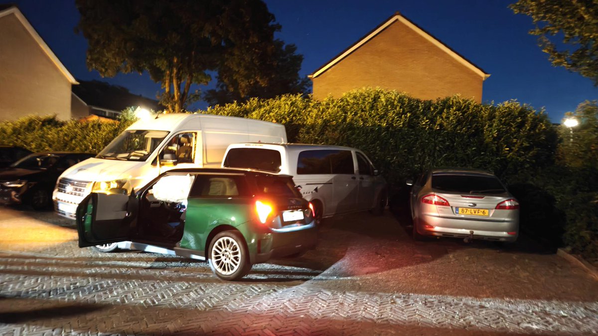 Automobiliste ramt auto's aan de Canadastraat