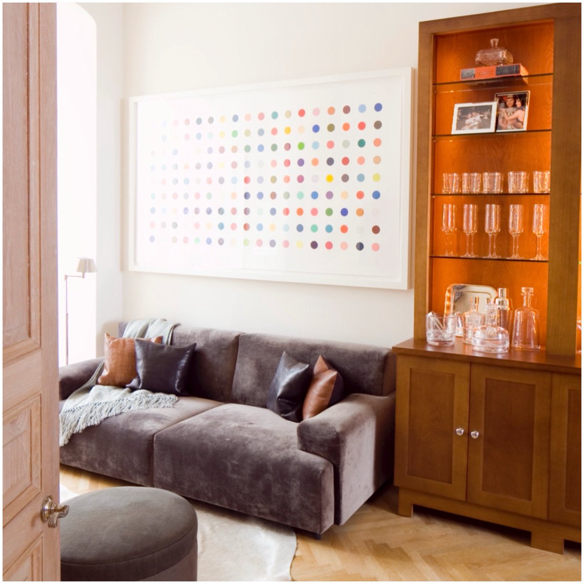 #pictureoftheday KINGS ROAD LUXURY LIVING - Living Room 

Maurizio selected a colour palette of soft grey with accents of purple and green with fabrics, throws and soft accessories in pure wool and cashmere from De Le Cuona. 

mauriziopellizzoni.co.uk