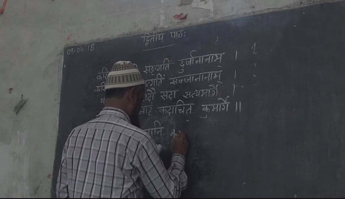 Right wing hate mongering accounts shares a morphed photo of Madrasa Teacher portraying Islam as superior to Hinduism. In Actual photo, A Muslim Teacher is seen teaching Sanskrit to Madarasa Students.