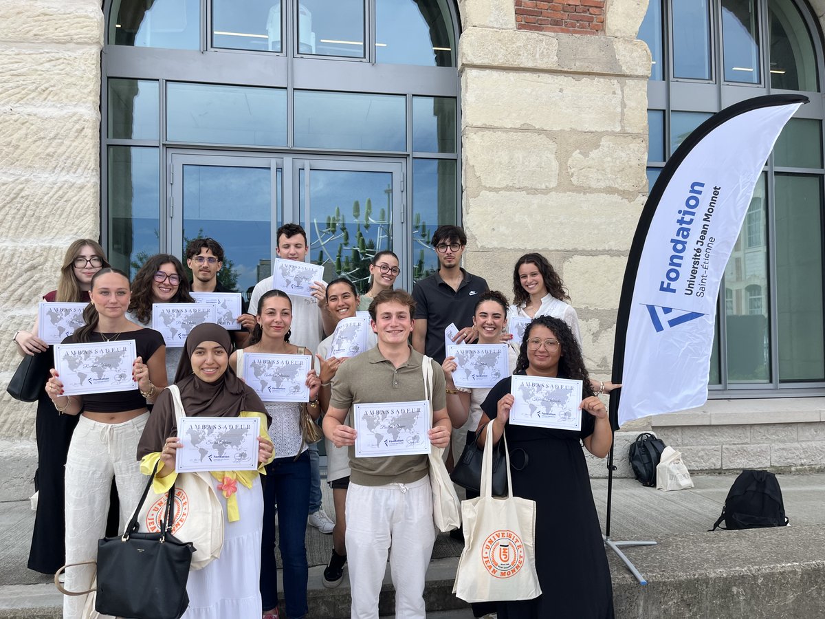 [Étudiants] Ils vont porter, haut, les couleurs de #SaintEtienne ! Bravo aux #étudiants sélectionnés par la #FondationUJM pour promouvoir <a href="/Univ_St_Etienne/">Université Jean Monnet Saint-Étienne</a> et leur territoire à l'étranger 👋. Les bonnes raisons d'étudier à Saint-Étienne ➡️ semlemag.fr/etudier_vivre_…