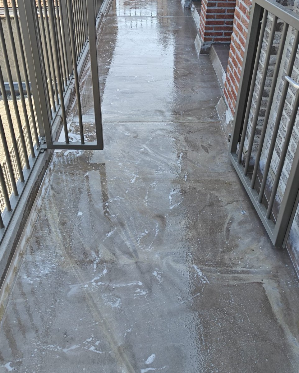 Stoneplusbe's tweet photo. Vervuild prefabbeton? Zelfs met bescherming is dat vaak onvermijdelijk.

Zo maakten wij dit zwaar aangetaste terras weer als nieuw, met Mondo &amp; Faber reiniging + Keim Concrete Lasur.

📸 Bekijk het resultaat ➡️

#bouw #renovatie #terras #prefabbeton #keim https://t.co/ELJuAC6jh7