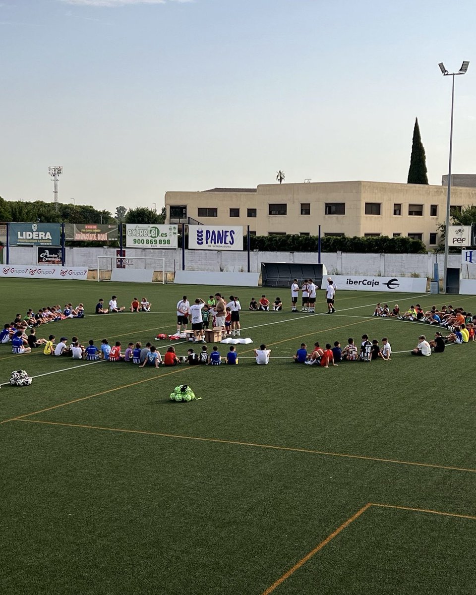 ¡Arranca una nueva edición del #CampusJaviGalán! 🚀❤️

¡Por delante una semana llena de fútbol, diversión y aprendizaje! 🙌⚽️