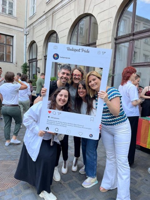 NRCatala's tweet photo. No han anat a fer cap visita institucional ni diplomàtica en nom de Catalunya. No he vist a ningú vestit formalment. Semblen uns turistes. 
Han anat a una mani a fer-se fotos. 

I amb la pulsera  platinum del tot inclòs @gencat https://t.co/oZf7JgBM1E