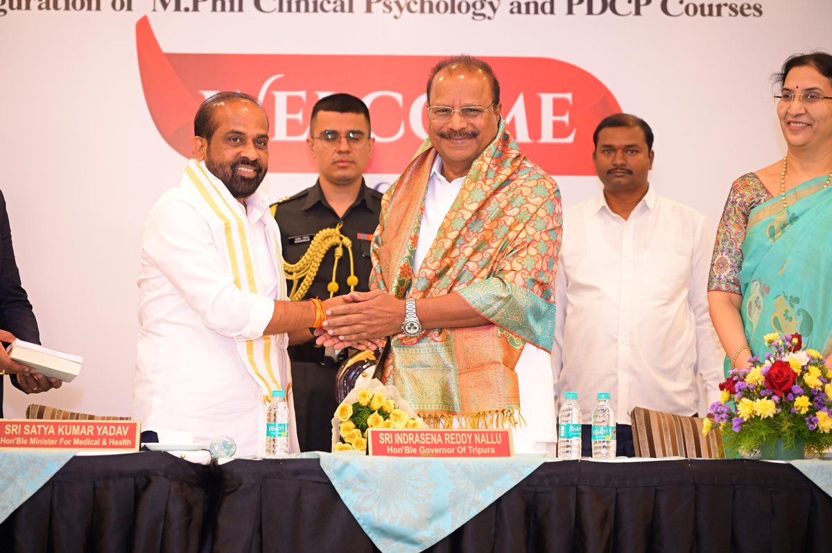 satyakumar_y's tweet photo. గౌరవ త్రిపుర గవర్నర్ శ్రీ నల్లు ఇంద్రసేనారెడ్డి గారిని ధర్మవరం పట్టు శాలువాతో సత్కరించాను. ఆయనకు నేను రాసిన వ్యాసాల సంకలనం సత్యకాలమ్ 1, సత్యకాలమ్ ​2 సంచికలను అందజేశాను.
#SatyaColumn #సత్యకాలమ్ https://t.co/uD4Erlms2Z