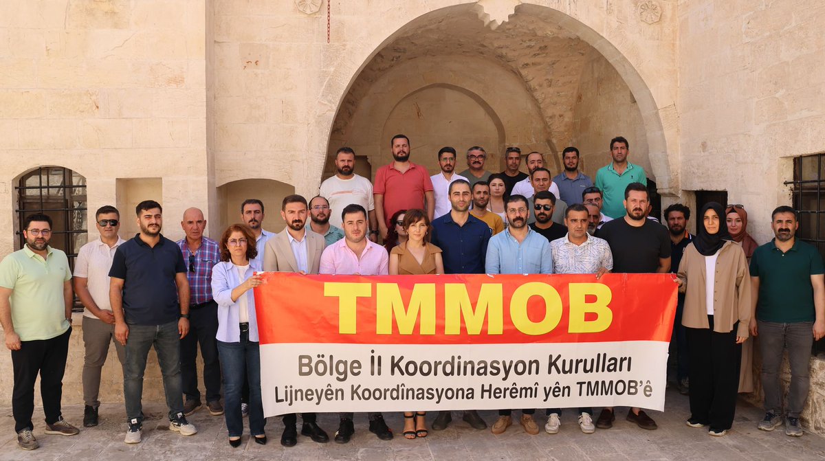TMMOB #Siirt il koordinasyon kurulu olarak Şanlıurfa'daki bölgesel toplantımızı gerçekleştirdik ve özellikle çevre ve zeytinlikleri hedef alan yasa teklifi üzerine basın açıklaması yaptık
#zeytinimedokunma