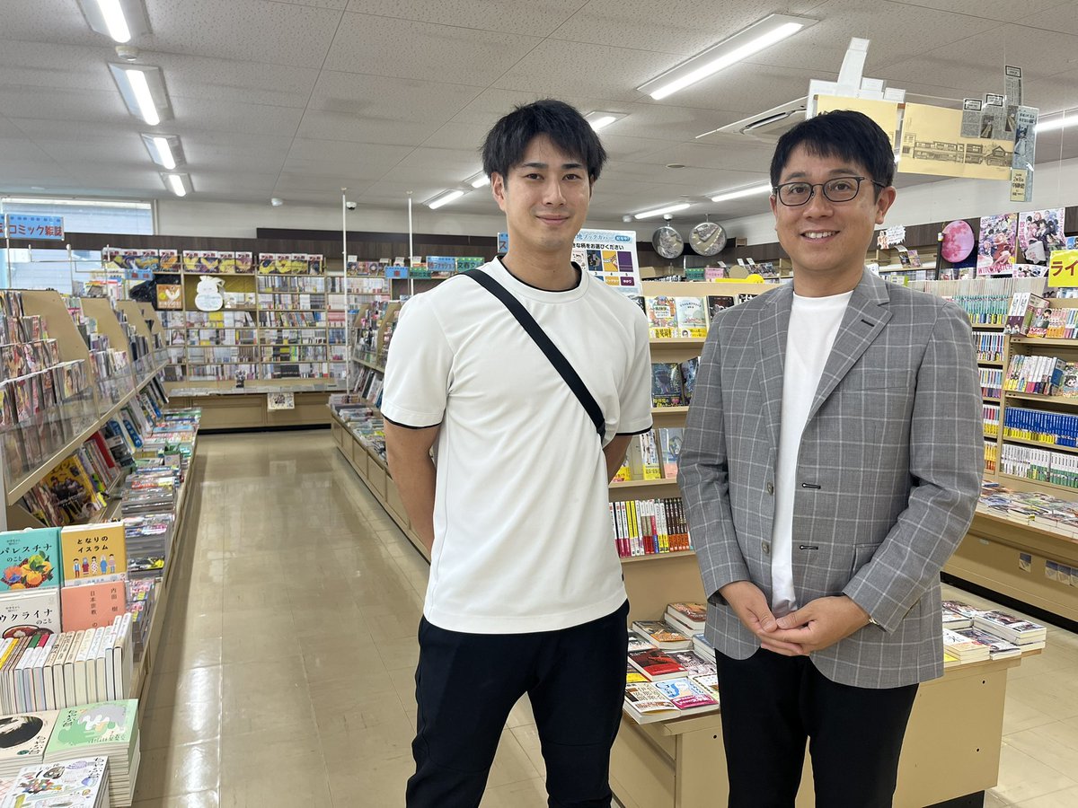 寺嶋良さん（広島ドラゴンフライズ）と共著で本を出版することになりました。11月1日発売予定で、テーマは「本」「書店」「書店員」です。心地よい偏りで、書店文化に貢献できれば嬉しいです。ザ・メディアジョンより刊行予定です。