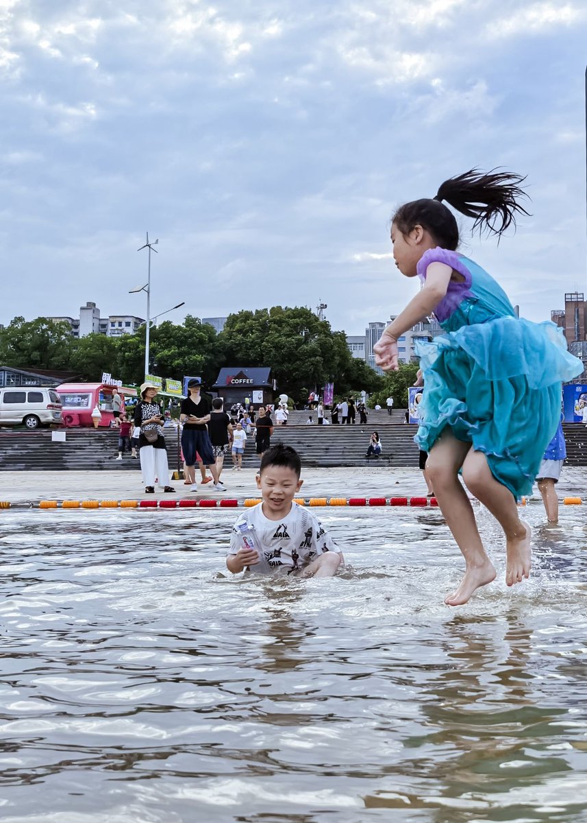 visit_wuhan's tweet photo. 🌊Wuhan Beach Summer Water Fun!
Wuhan Beach has directly become a water paradise for kids~🌻🌻🌻
🔥Children are laughing out loud! This is what summer should be like!
🌈Who didn't have fun by the river as a kid? Come to the comments to share your happiness~ https://t.co/oj0tlh4ATy