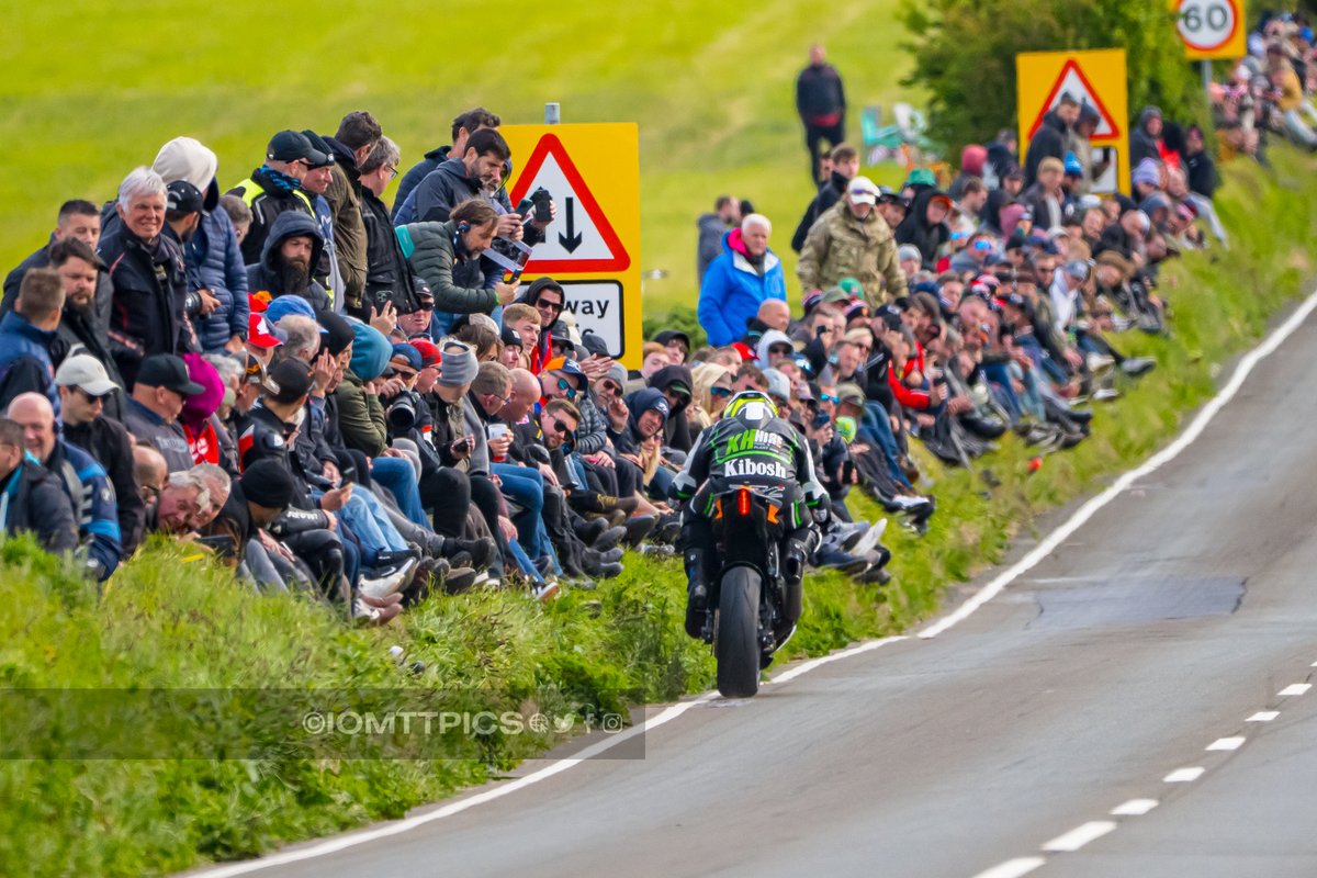 A very close rider by for the fans from Shaun Anderson, Supertwin race 2.  Did anyone get the shot of him? #iomttraces #iomtt #ttraces #lovett #tt2025