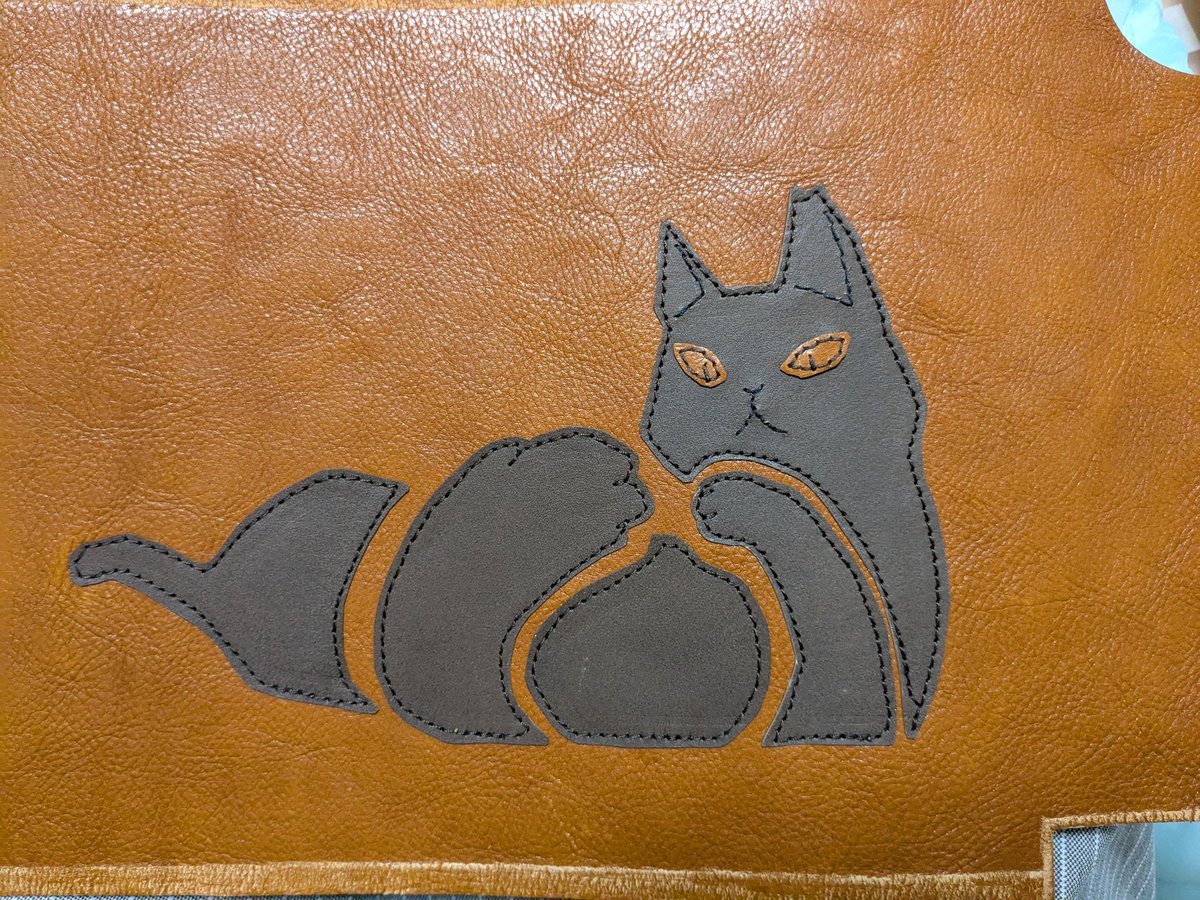 nekobanban222's tweet image. 刺繍作業に入る前に、お革の猫さんを仕上げる〜