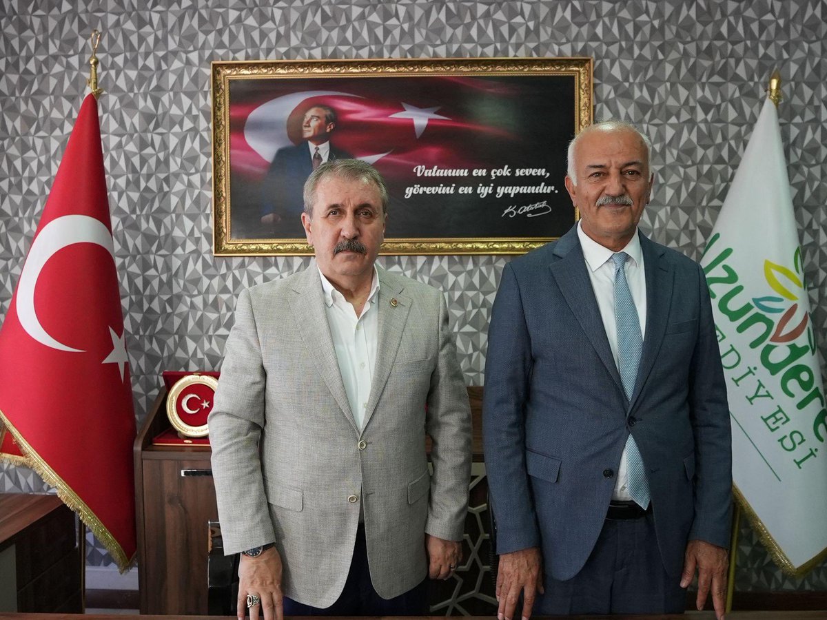 medyabirlik's tweet photo. Büyük Birlik Partisi Genel Başkanı Mustafa Destici,Büyük Birlik Partisinin yönettiği Uzundere Belediyesini ziyaret etti.

Destici,Uzundere'de vatandaşlarla da bir araya geldi. https://t.co/c4rALiEFux