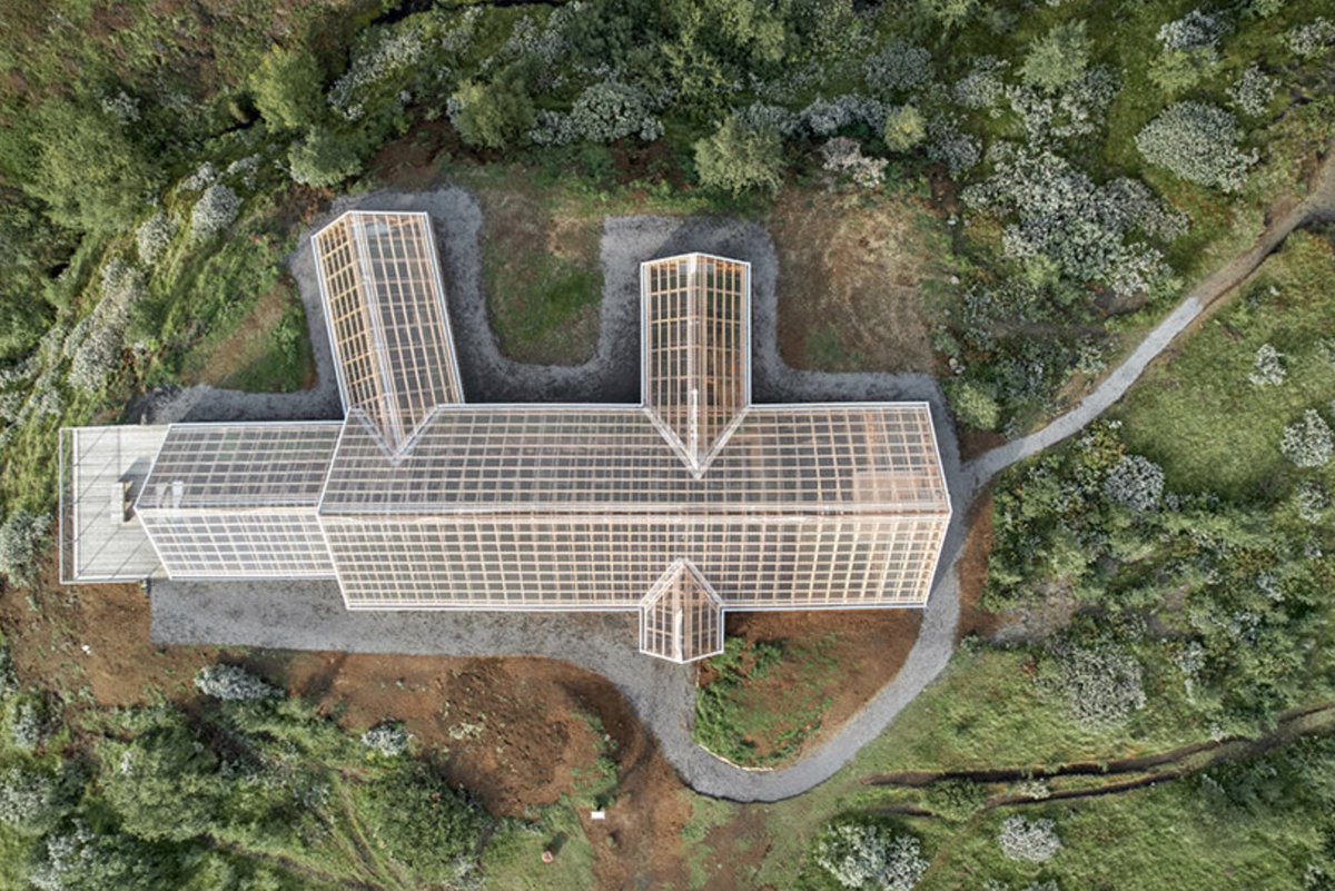 ⋰#Archi News⋱ 🏛 
Dans la vallée volcanique de Stöng, Sp(r)int Studio réinvente l’abri archéologique comme un geste de silence : bois brut, lumière diffuse, architecture poreuse. Un hommage à la ruine viking, sans l’écraser.
━ <a href="/designboom/">designboom</a> 
━ designboom.com/architecture/f…