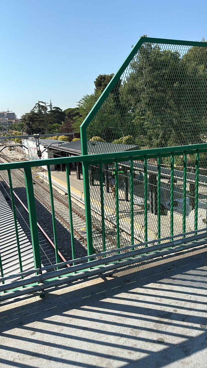 1h 7 min per fer el trajecte BCN-La Sagrera - Sant Feliu de Llobregat! 1h 7 min! Hola <a href="/rodalies/">Rodalies Catalunya</a> demà hem de pagar aquesta merda de servei? A mi qui em paga la pèrdua de temps i arribar tard a la feina? <a href="/govern/">Govern de Catalunya</a> de tothom <a href="/AfectRodalies/">Afectats Rodalies</a>