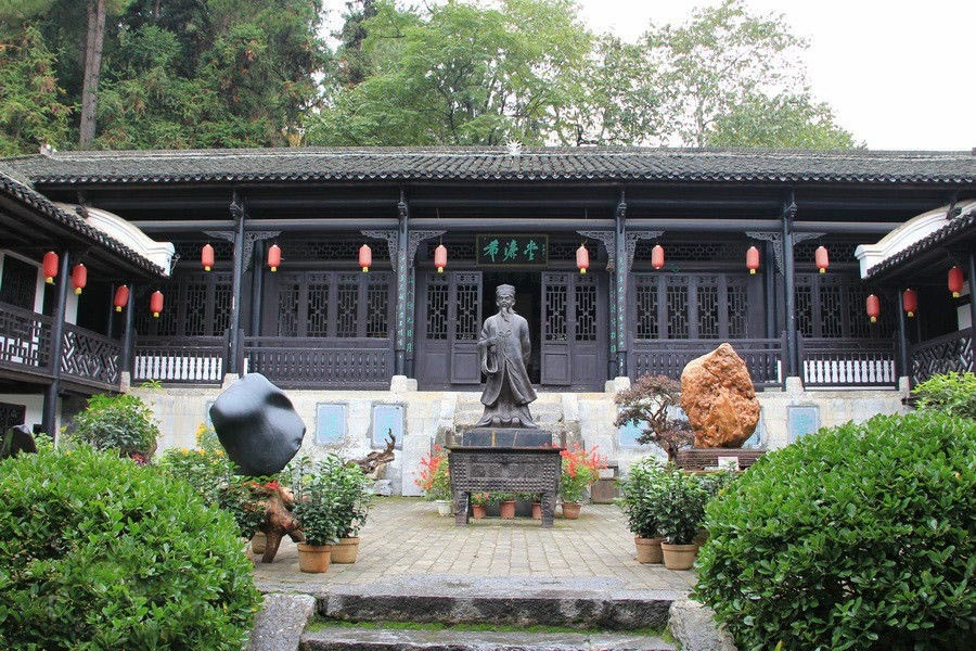 Zhou Dunyi (1017–1073), a renowned philosopher and writer of the Northern Song Dynasty, founded Neo-Confucianism in Dayu, Jiangxi. Known as Master Lianxi, he integrated Confucian, Buddhist, and Daoist thought, laying the groundwork for Song-Ming Neo-Confucianism.