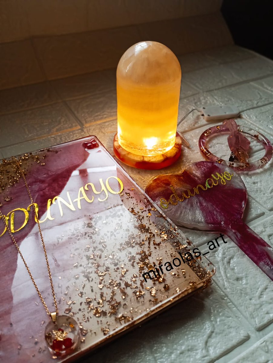 miraghini's tweet image. Resin artistry, where creativity meets functionality . Handcrafted by me and with love❤️.
We also make wedding souvenirs, key chains and so many more items.
Please patronize me and refer me too.
Message Miraola's🥹💞 Art on WhatsApp. wa.me/message/CRV2SS…