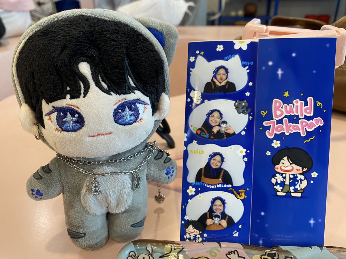 ddokebi18's tweet image. Main ke 📌 Blok M 
Mampir ke @photomaticsid pakai frame project @bubbles_indo art by @lng_xu dan bandana project @BIBLEBUILD_IDN 

#บิวเบิร์ดเดย์วัดซับแม๋นเทอร์ตี้วัน
#Chapter31WithBuild #Builds31stBdayProjects
#SnowyWonderlandAtBuildland