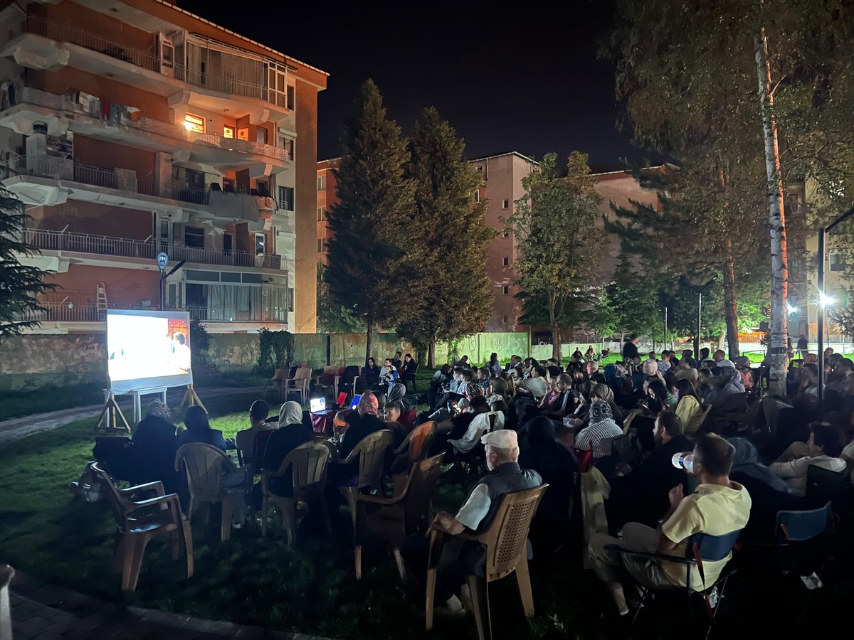 🎬 Tavşanlı Belediyesi’nin açık hava sineması etkinliğinin bu haftaki durağı  Balıklı Parkı oldu.  

   Yoğun katılımla gerçekleşen keyifli gece, yaz boyunca şehrimizin farklı noktalarında sinemaseverlerle buluşmaya devam edecek! 🌆🍿✨
