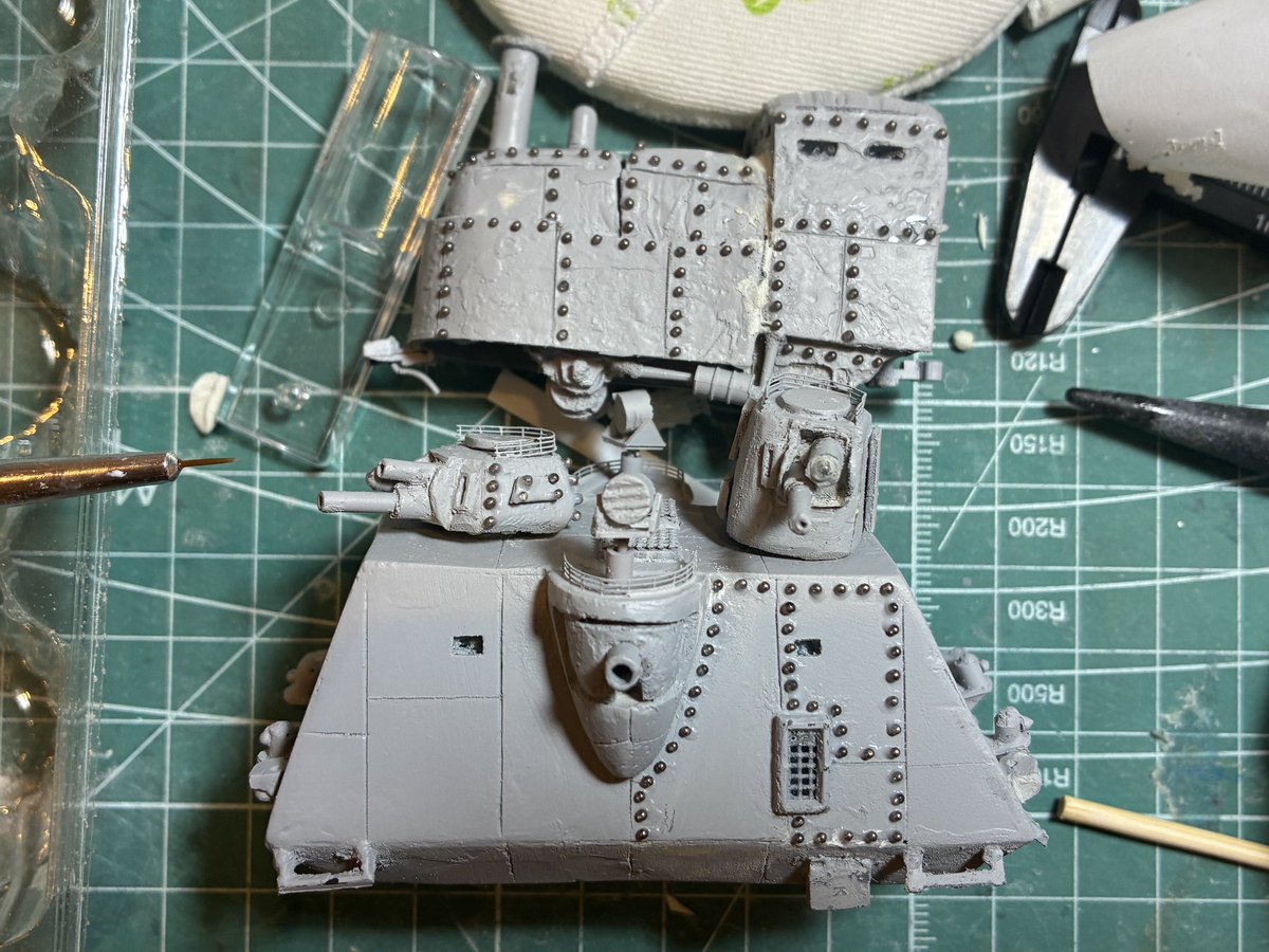 puchipredator's tweet image. #装甲機関車  #天空の城ラピュタ
コツコツ　リベット付けてます💦