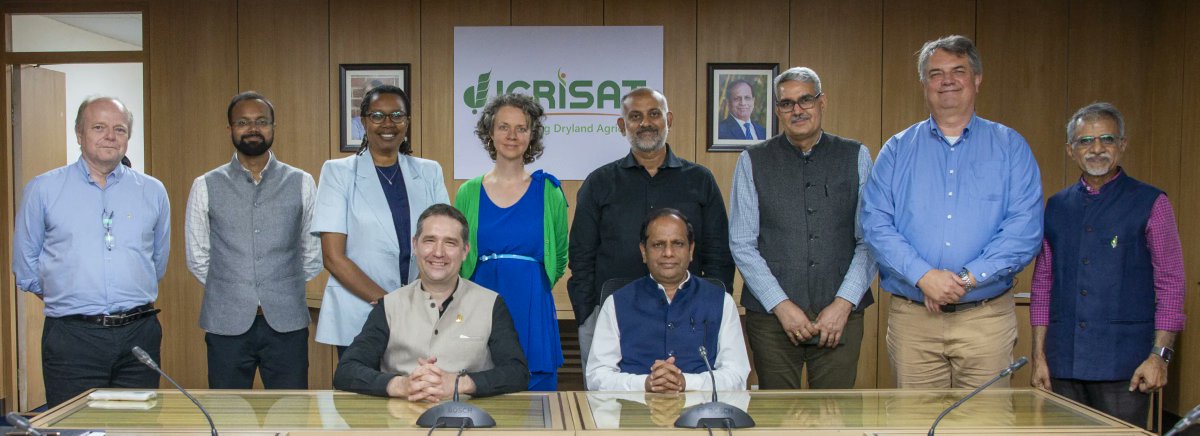 🤝 <a href="/ICRISAT/">ICRISAT</a> and <a href="/CIMMYT/">CIMMYT</a> renew their scientific alliance, uniting efforts to deliver climate-smart, high-impact innovations that transform food, land, and water systems and benefit smallholder farmers worldwide.

🔗 on.cgiar.org/444YwvF 
 #OneCGIAR #ClimateAction #AgInnovation
