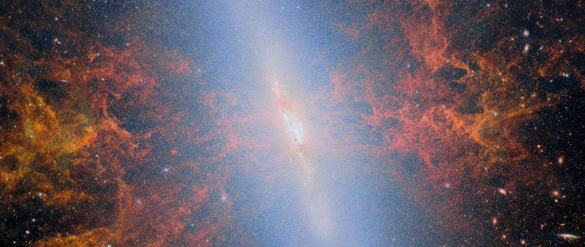 🆕 A starburst shines in infrared in our ESA/Webb Picture of the Month! 

Meet Messier 82 (M82), also known as the Cigar Galaxy.

Read more: esawebb.org/images/potm250… or 🧵👇