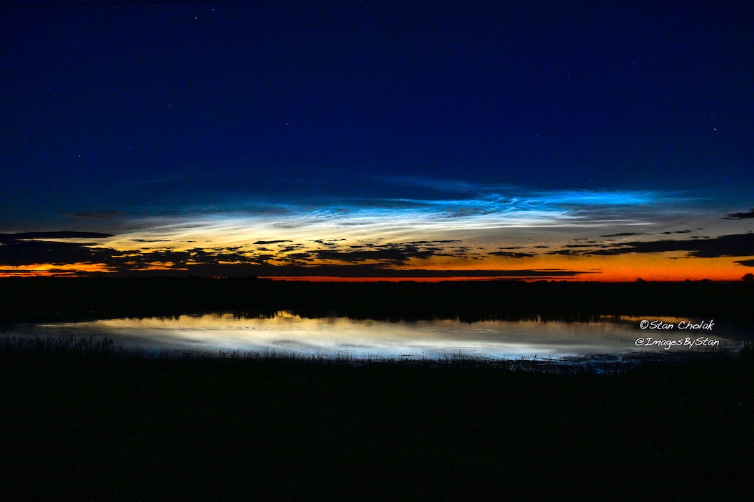 ImagesByStan's tweet image. Both the #NoctilucentClouds  and #Aurora are out tonight.  #spaceweather @EdmontonRASC  @CalgaryRASC @mikesobel @CiaraYaschuk