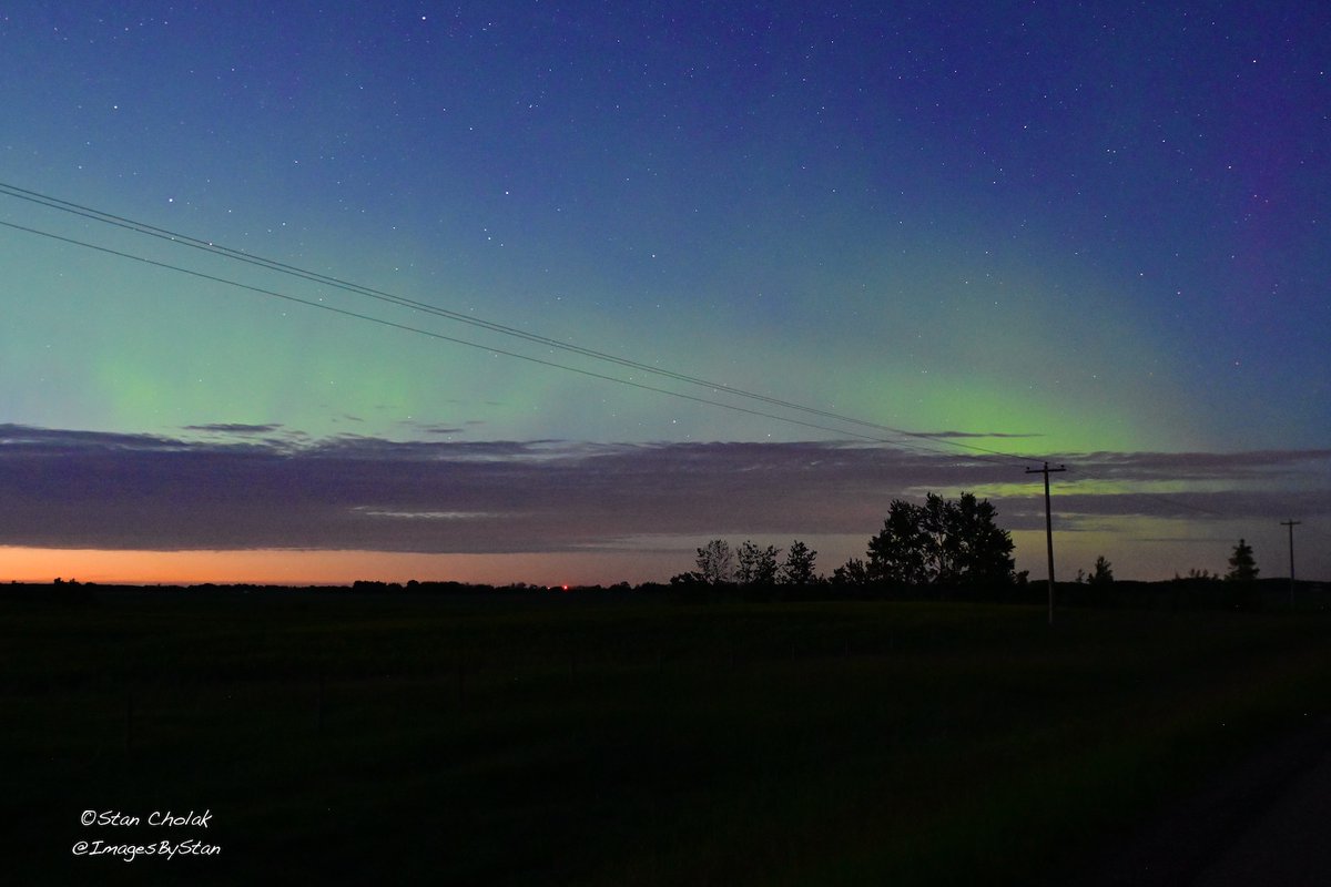 ImagesByStan's tweet image. Both the #NoctilucentClouds  and #Aurora are out tonight.  #spaceweather @EdmontonRASC  @CalgaryRASC @mikesobel @CiaraYaschuk