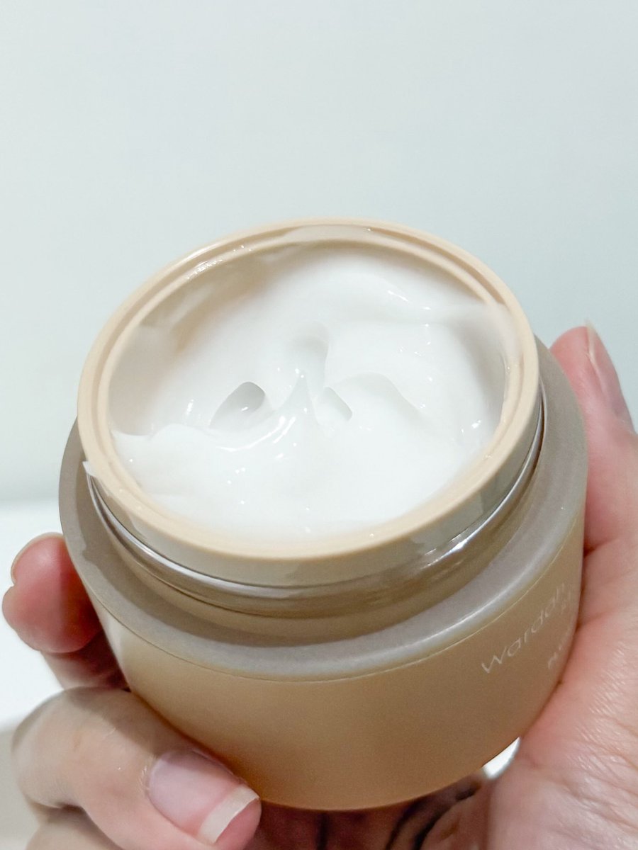 beautyayyy's tweet photo. tiba tiba udah umur 25tahun, udah mulai sadar kalo collagen di kulit bisa loss 1% pertahun🥹

kalian yg umur 20an selain pake retinol, udh wajib masukin ini di rangkaian skincare sih!

bikin kulit kenceng &amp; plumpy! https://t.co/wk3Il7gJW2